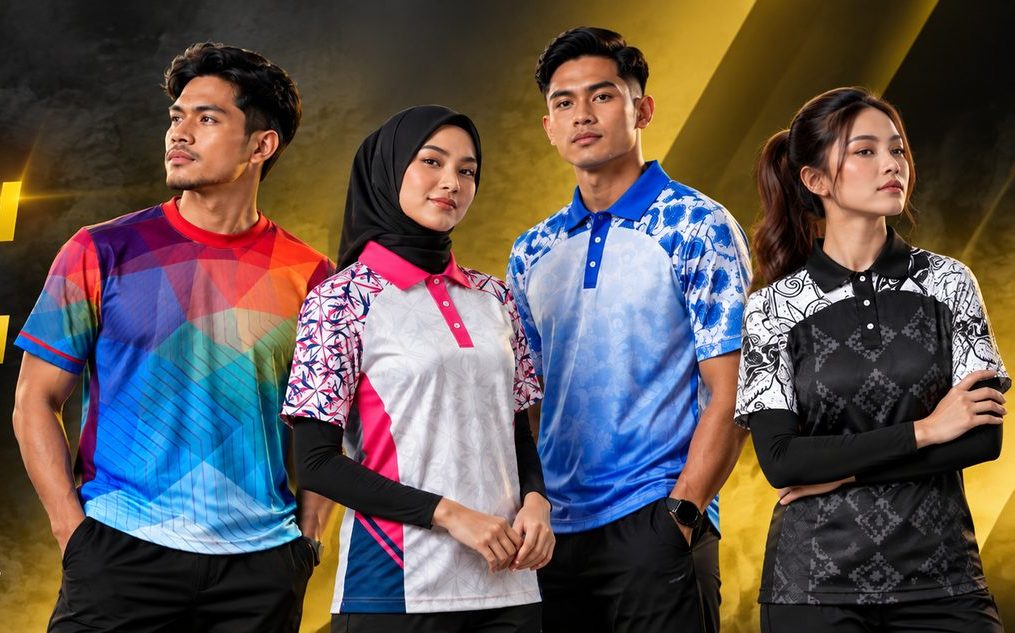 Model memakai baju sublimation custom AD Project: roundneck, muslimah dan polo